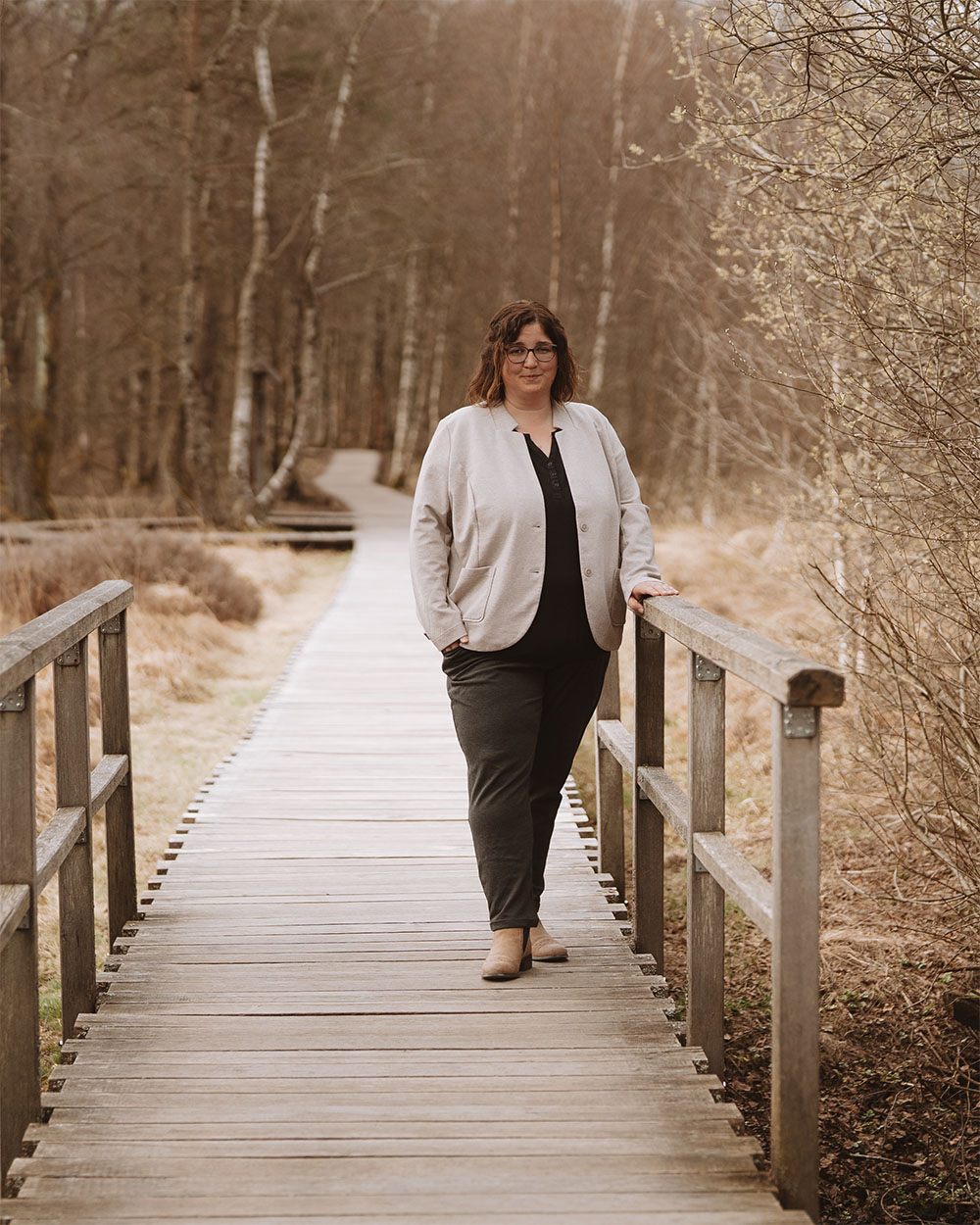 Miriam Etzel steht auf einer Brücke an einem Moorweg Miriam Etzel steht auf einer Brücke an einem Moorweg