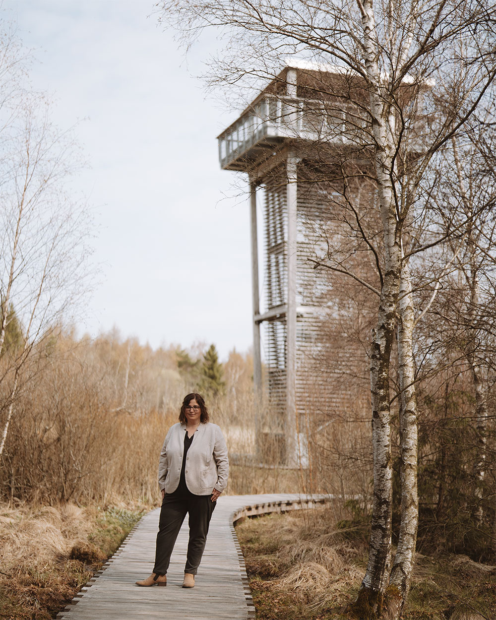 Miriam Etzel steht vor einem Aussichtsturm im Moor